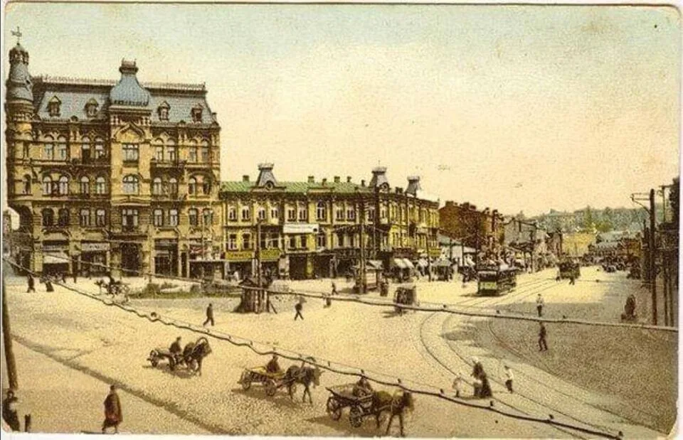 Выдержала проверку временем: в сети показали уникальный снимок Площади Украинских Героев в начале 1900-х годов. Фото