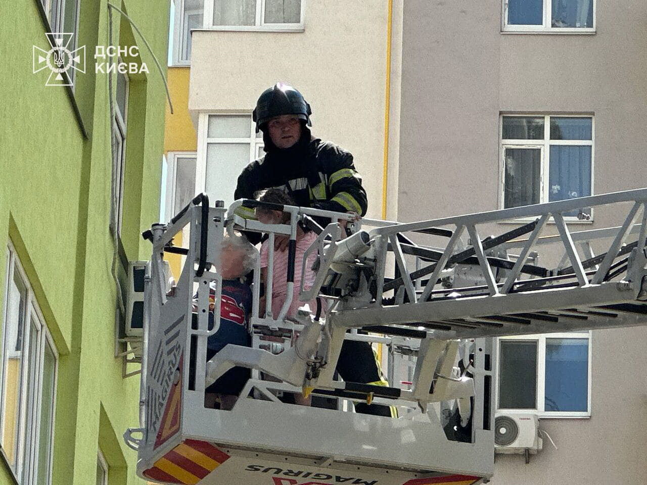 У Києві в будинку спалахнули електрощитові на 14 поверхах: серед врятованих є діти. Фото і відео