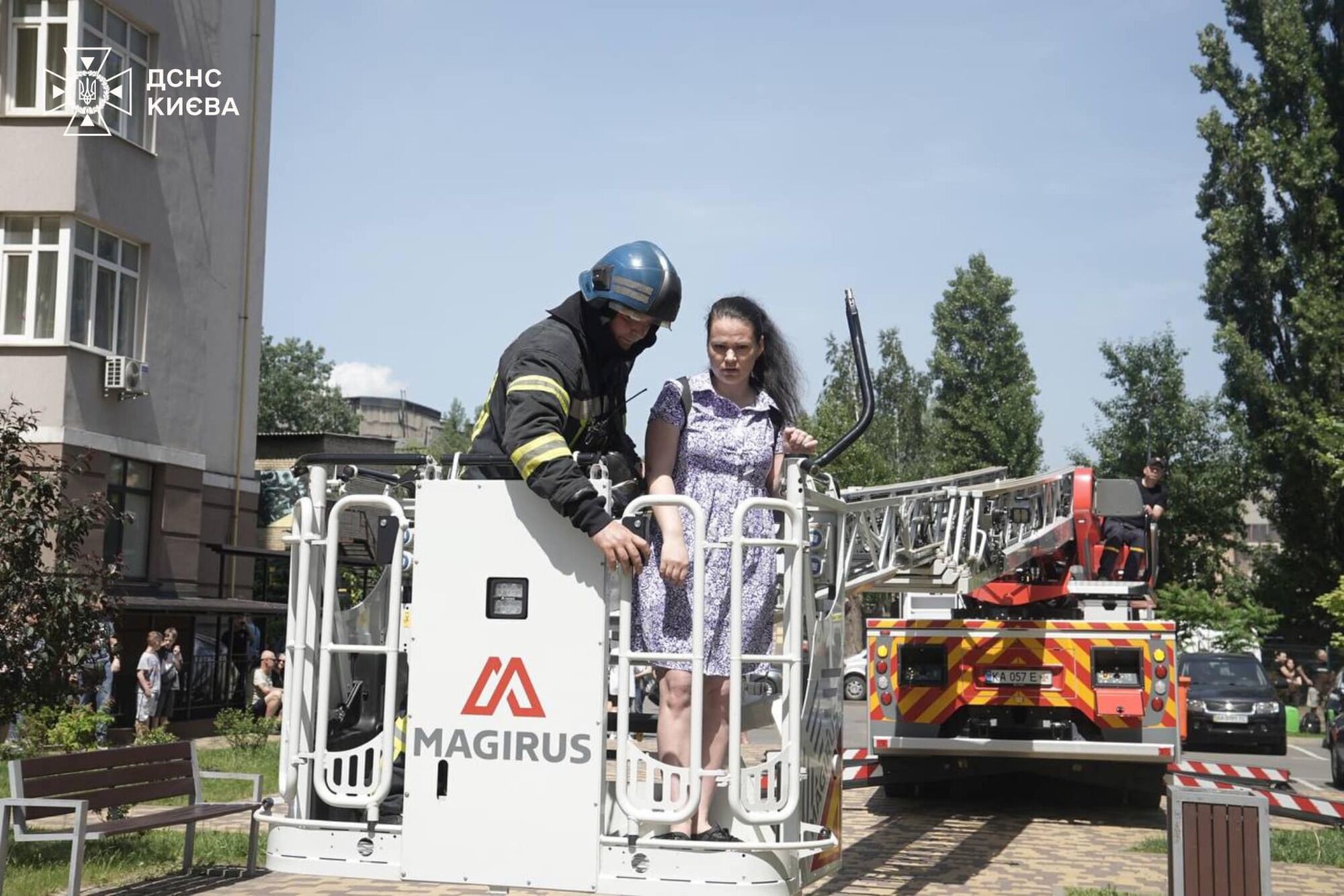 У Києві в будинку спалахнули електрощитові на 14 поверхах: серед врятованих є діти. Фото і відео