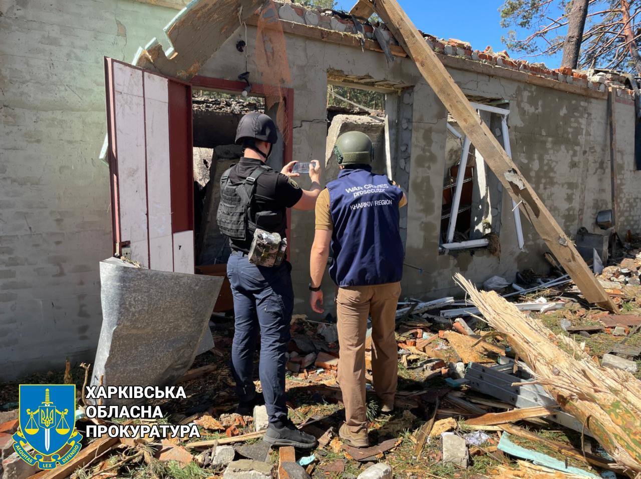 З'явилися фото зруйнованого окупантами будинку на Харківщині, де постраждали 8 дітей