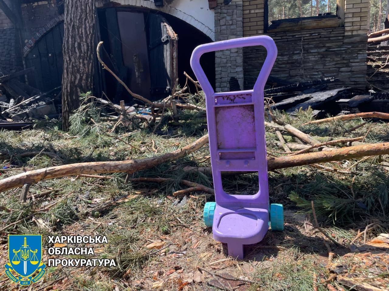 Появились фото разрушенного оккупантами дома в Харьковской области, где пострадали 8 детей