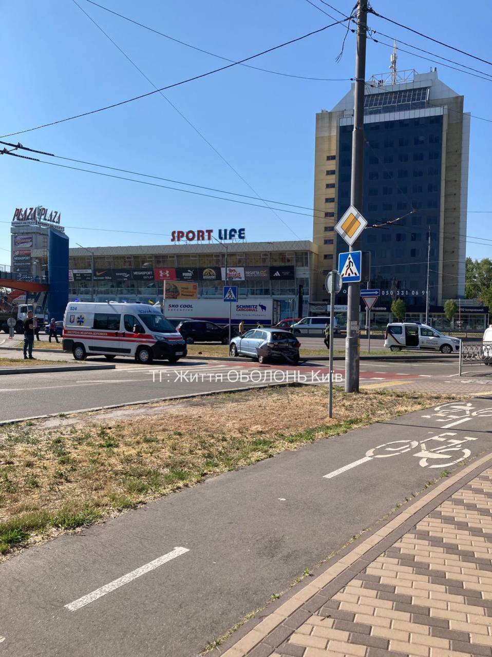 В Киеве на проспекте Бандеры столкнулись две легковушки: одна из машин "вылетела" на зеленую зону. Фото