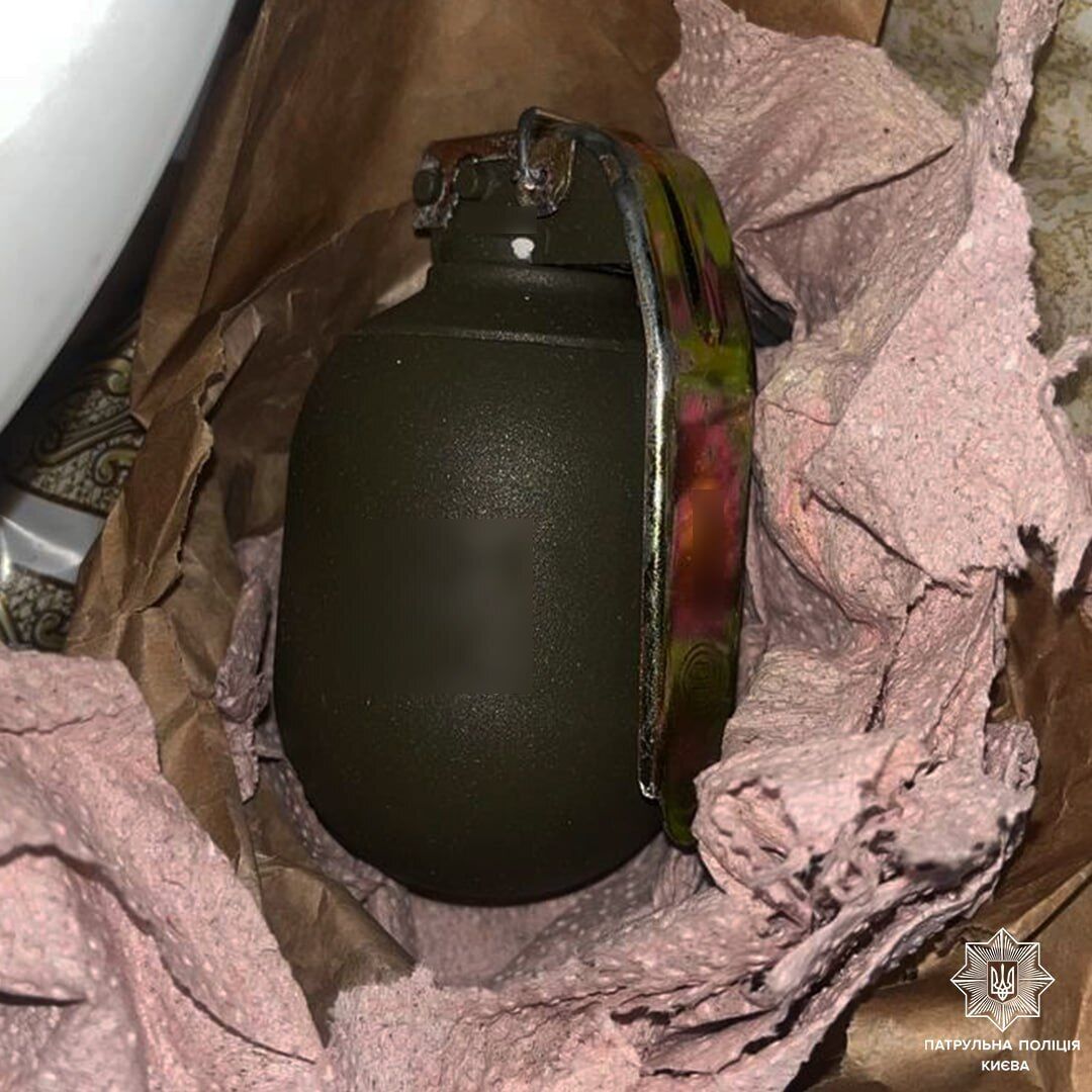В Киеве женщина обнаружила гранату в подъезде дома. Подробности и фото