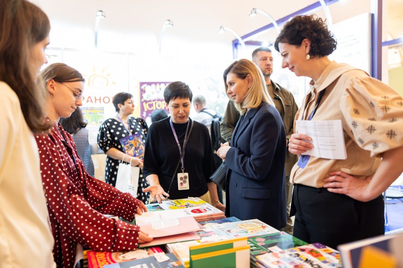 Зеленская на "Книжном арсенале" впервые за долгое время появилась с сумкой в элегантном образе: какие аксессуары носит первая леди