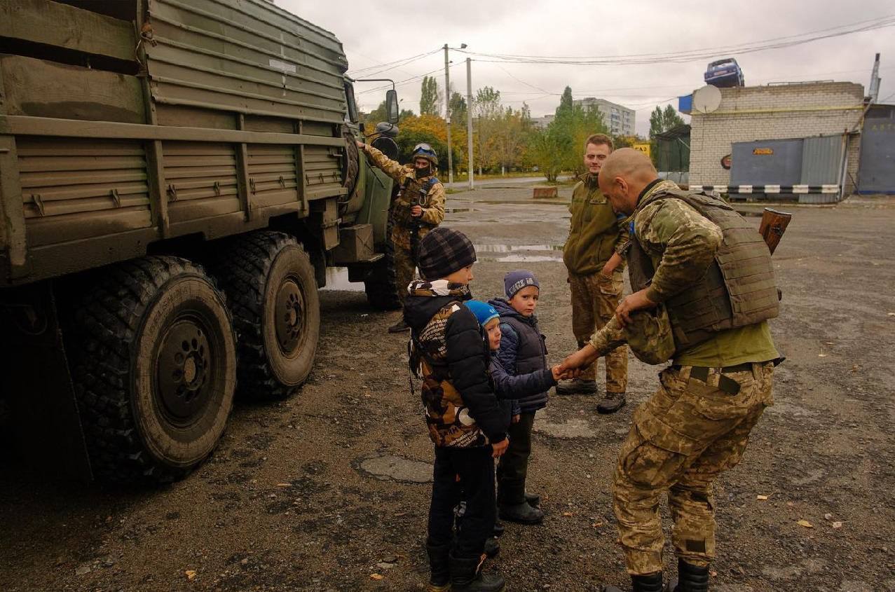 Зеленский: агрессия РФ украла у украинских детей беззаботность и заставила увидеть войну. Фото