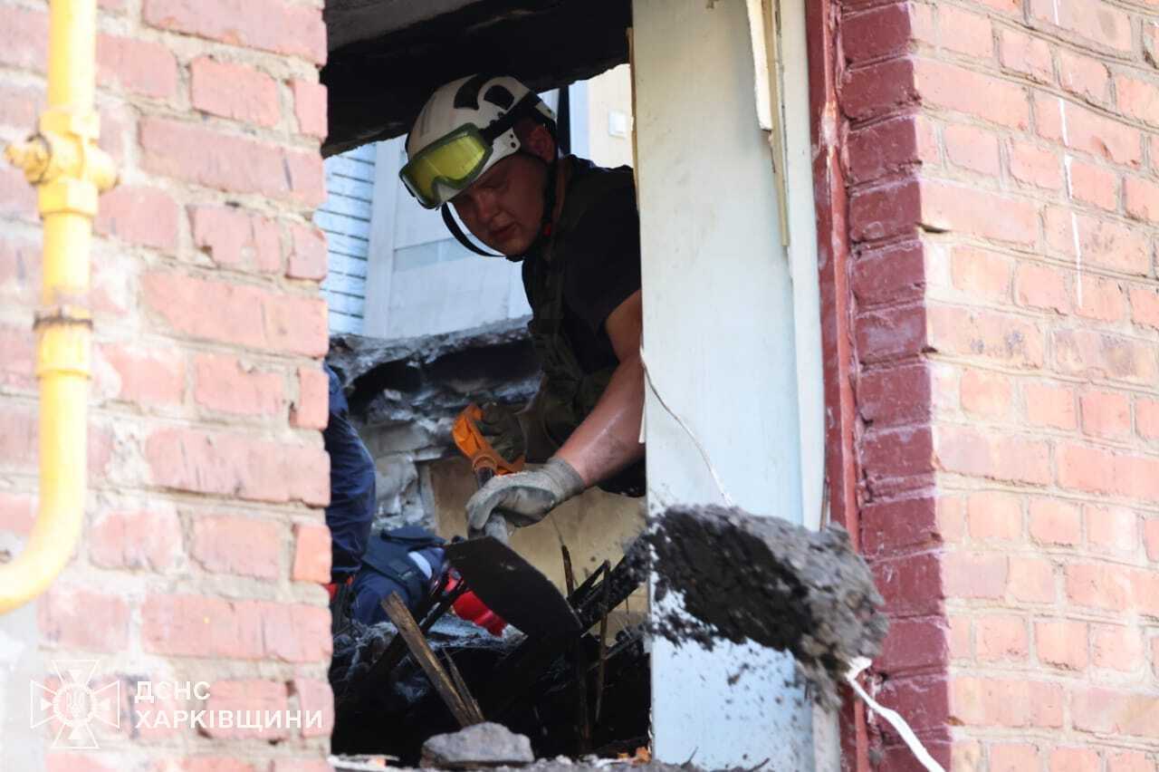 В Харькове количество жертв удара РФ по жилому дому увеличилось до 8 человек. Фото разрушений