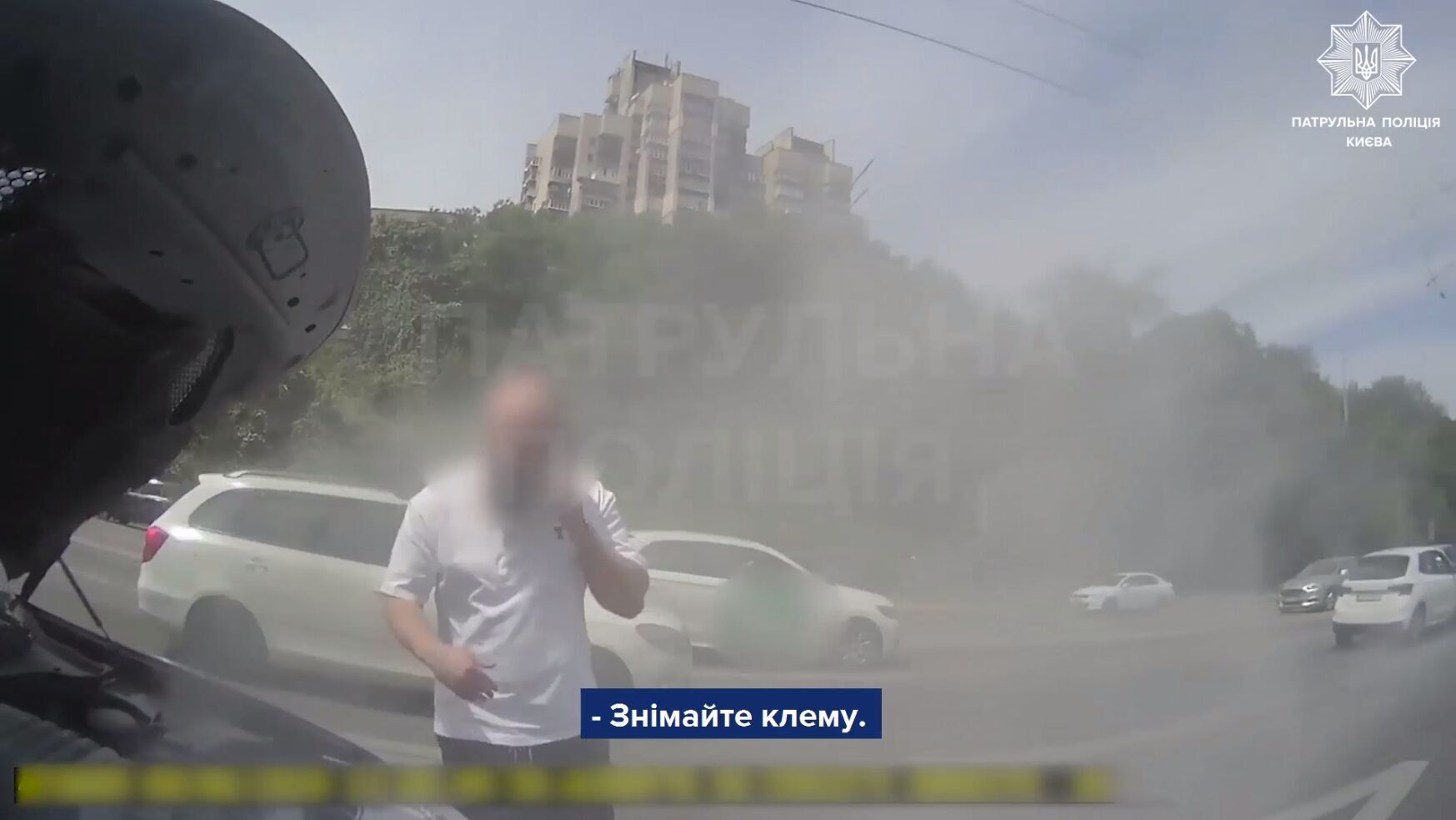 Потушили совместными усилиями: в Киеве на Печерске во время движения загорелась легковушка. Видео