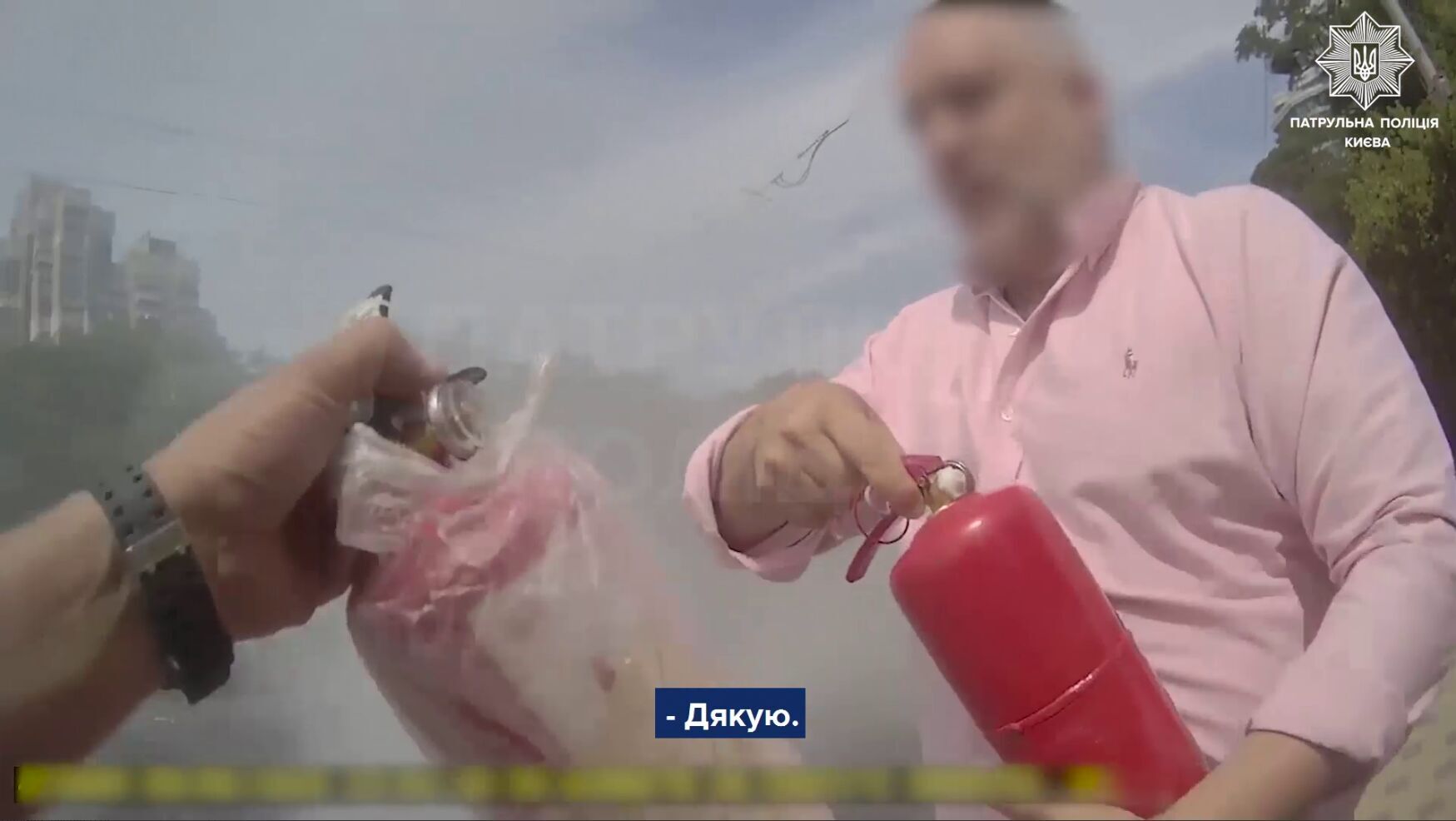 Потушили совместными усилиями: в Киеве на Печерске во время движения загорелась легковушка. Видео