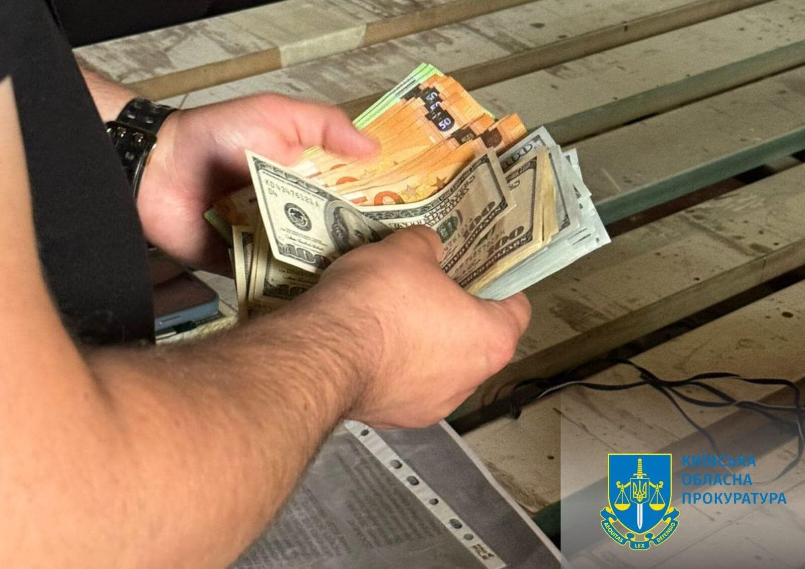 Обіцяв "підключити зв’язки": у Києві затримали чоловіка, який вигадав схему з ухиленням від мобілізації за 15 тис. доларів