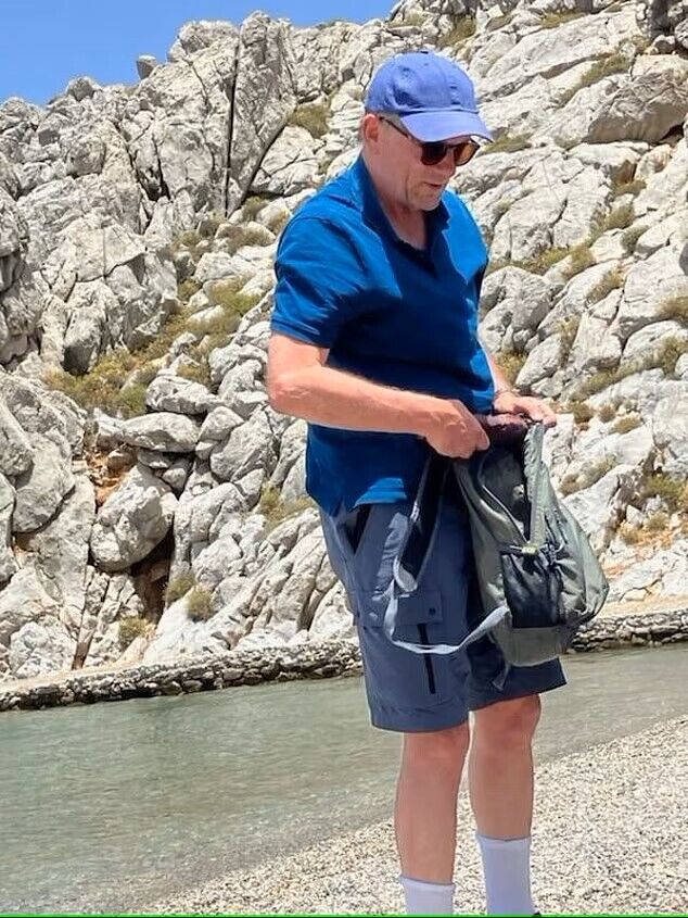 Тело одного из известнейших британских ведущих нашли на острове в Греции: кто такой Майкл Мосли. Фото