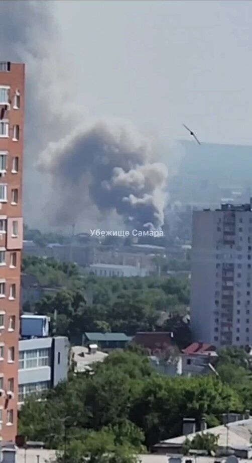 В Самаре вспыхнул мощный пожар на складе, валит дым: россияне жалуются на атаку дронов "в мирное время". Видео