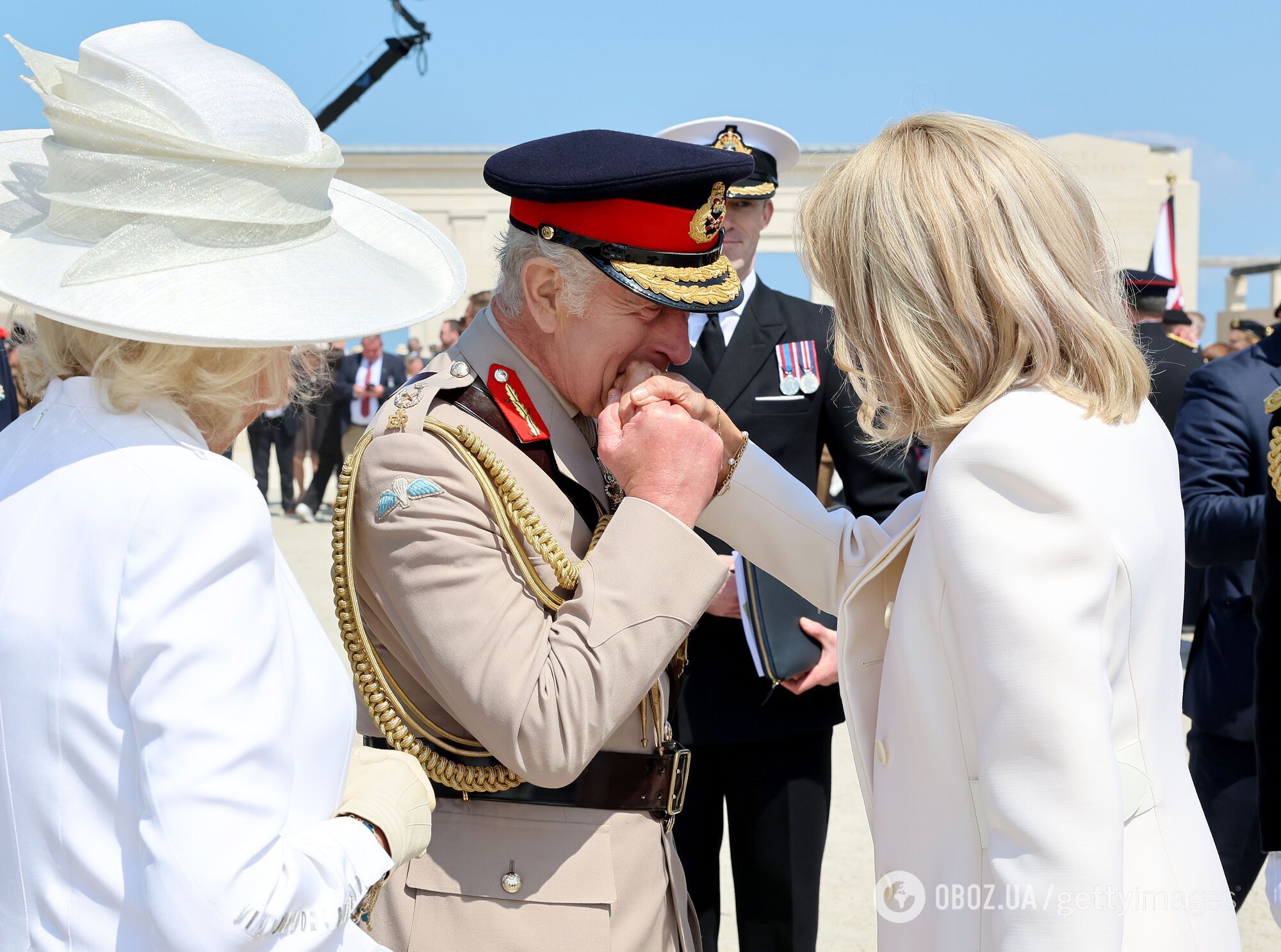 Брижит Макрон нарушила протокол на встрече с королевой Камиллой: неловкий момент попал на видео