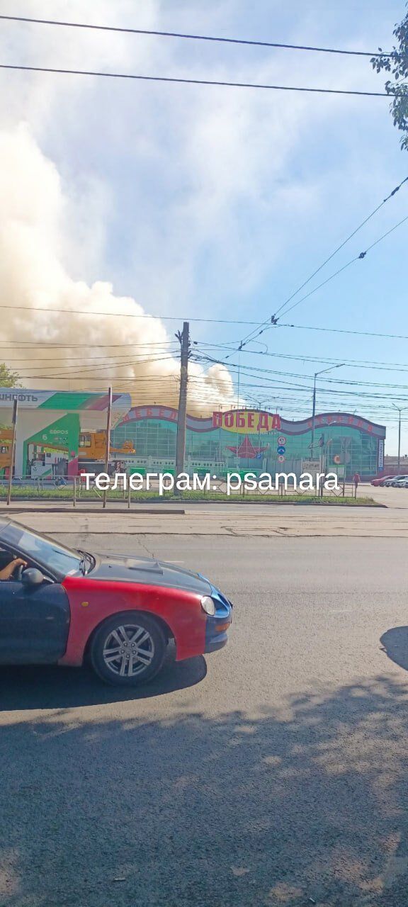 В Самаре вспыхнул мощный пожар на складе, валит дым: россияне жалуются на атаку дронов "в мирное время". Видео
