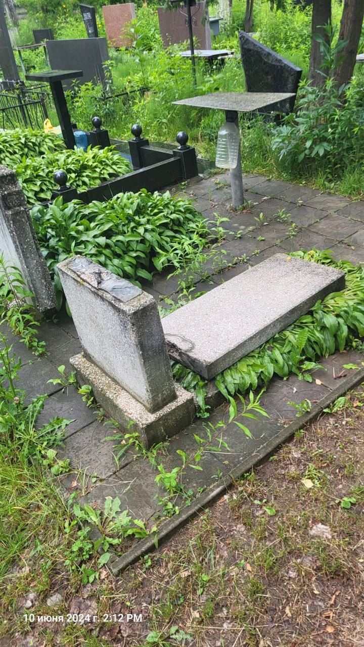 В Броварах вандалы разгромили 12 памятников на могилах: делом занялась полиция. Фото