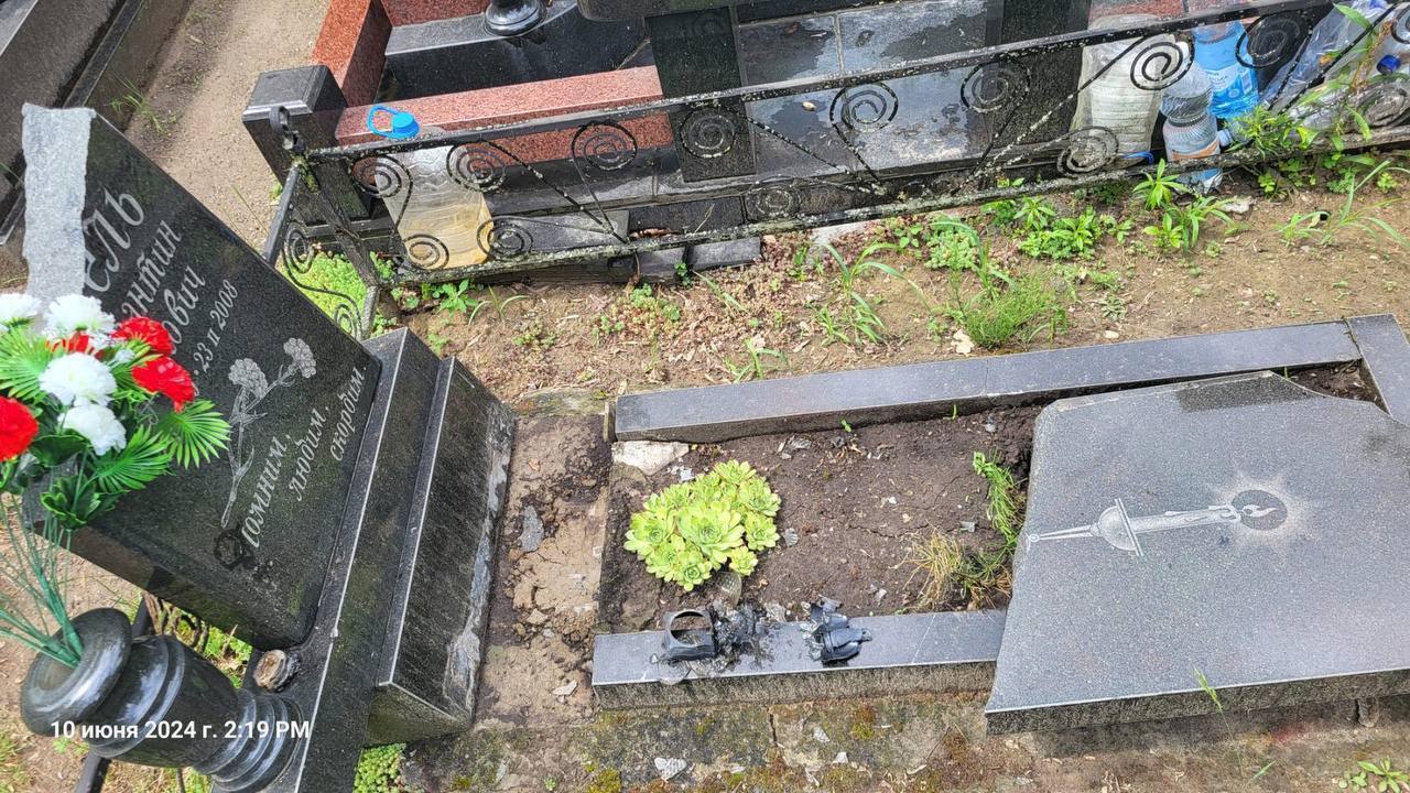 В Броварах вандалы разгромили 12 памятников на могилах: делом занялась полиция. Фото