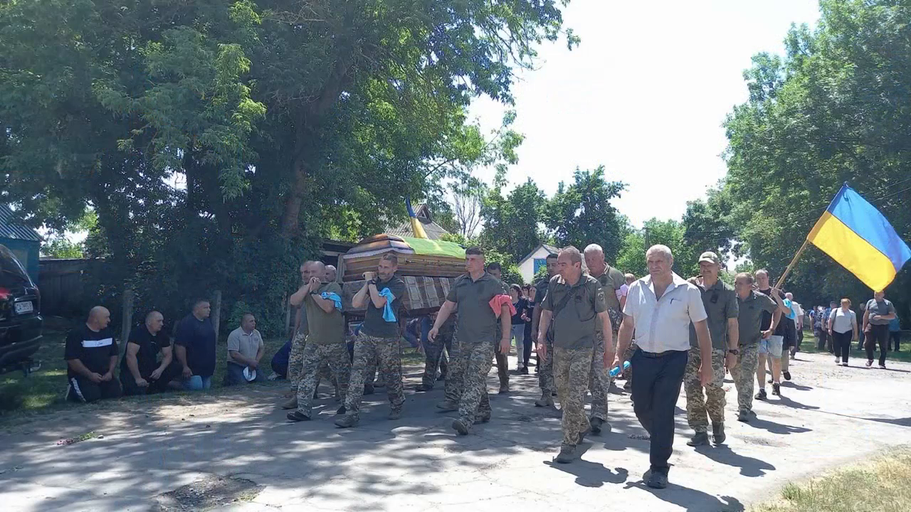 Віддав життя за Україну: на Черкащині попрощалися із захисником, який загинув під час відбиття ворожого штурму на Донеччині