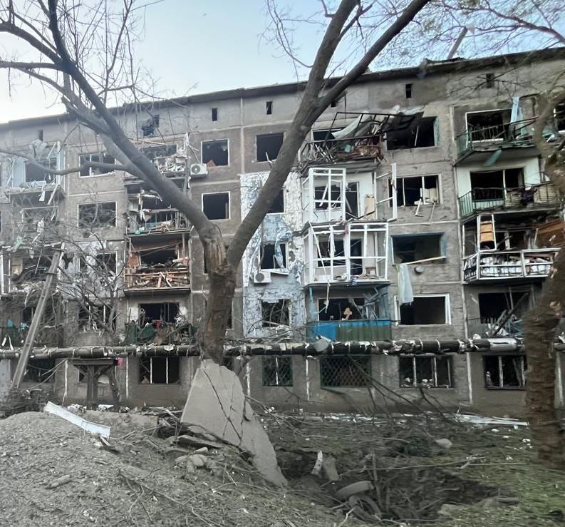 Окупанти скинули КАБ на житловий квартал у Костянтинівці, постраждали п'ятеро людей. Фото