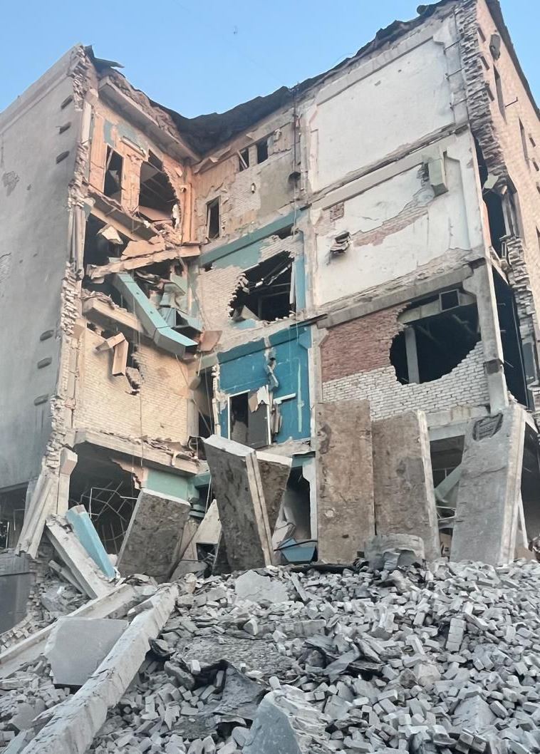 Оккупанты сбросили КАБ на жилой квартал в Константиновке, пострадали пять человек. Фото