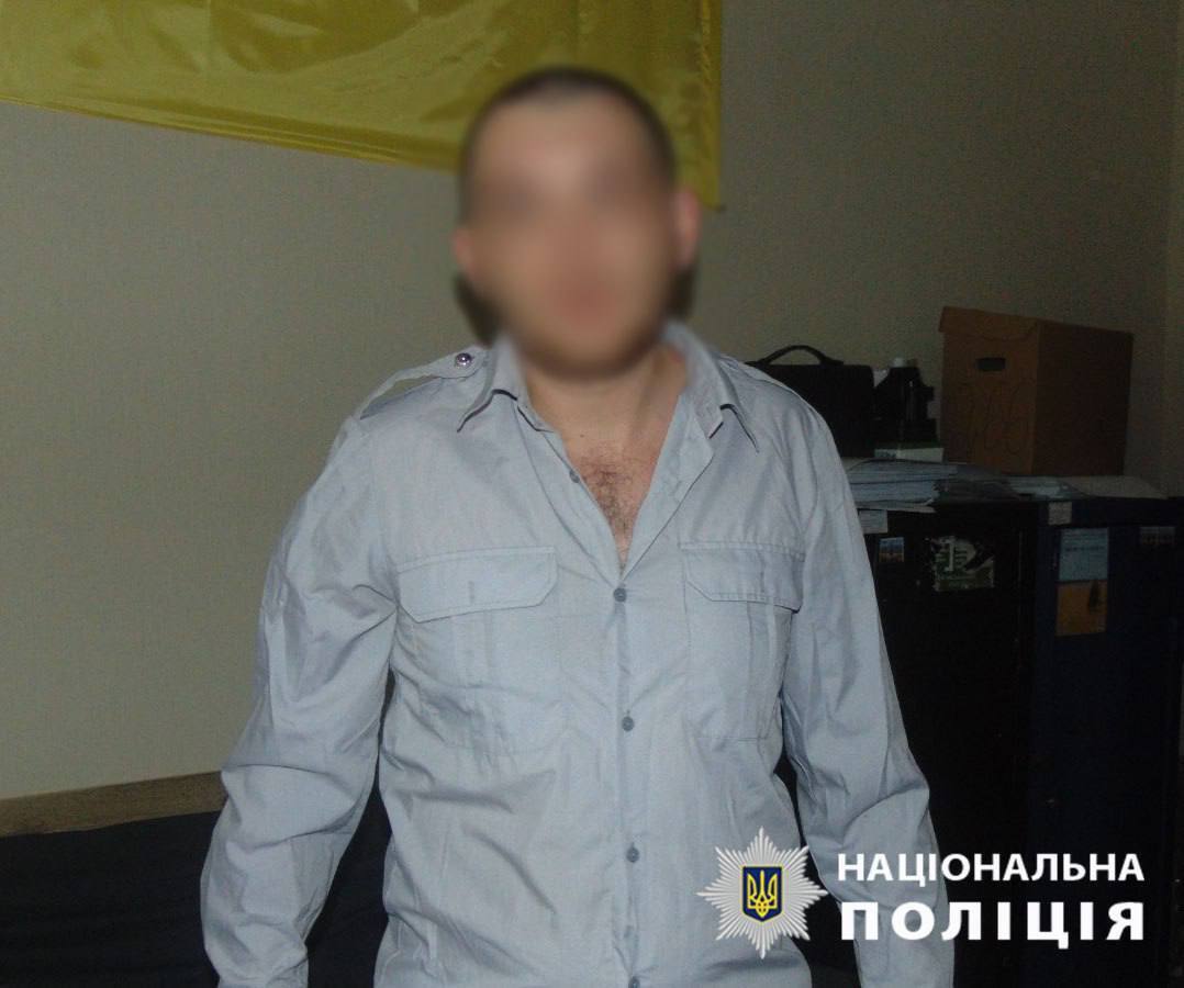 В Киеве мужчина из-за ревности едва не убил гостя, пострадавший в реанимации. Фото