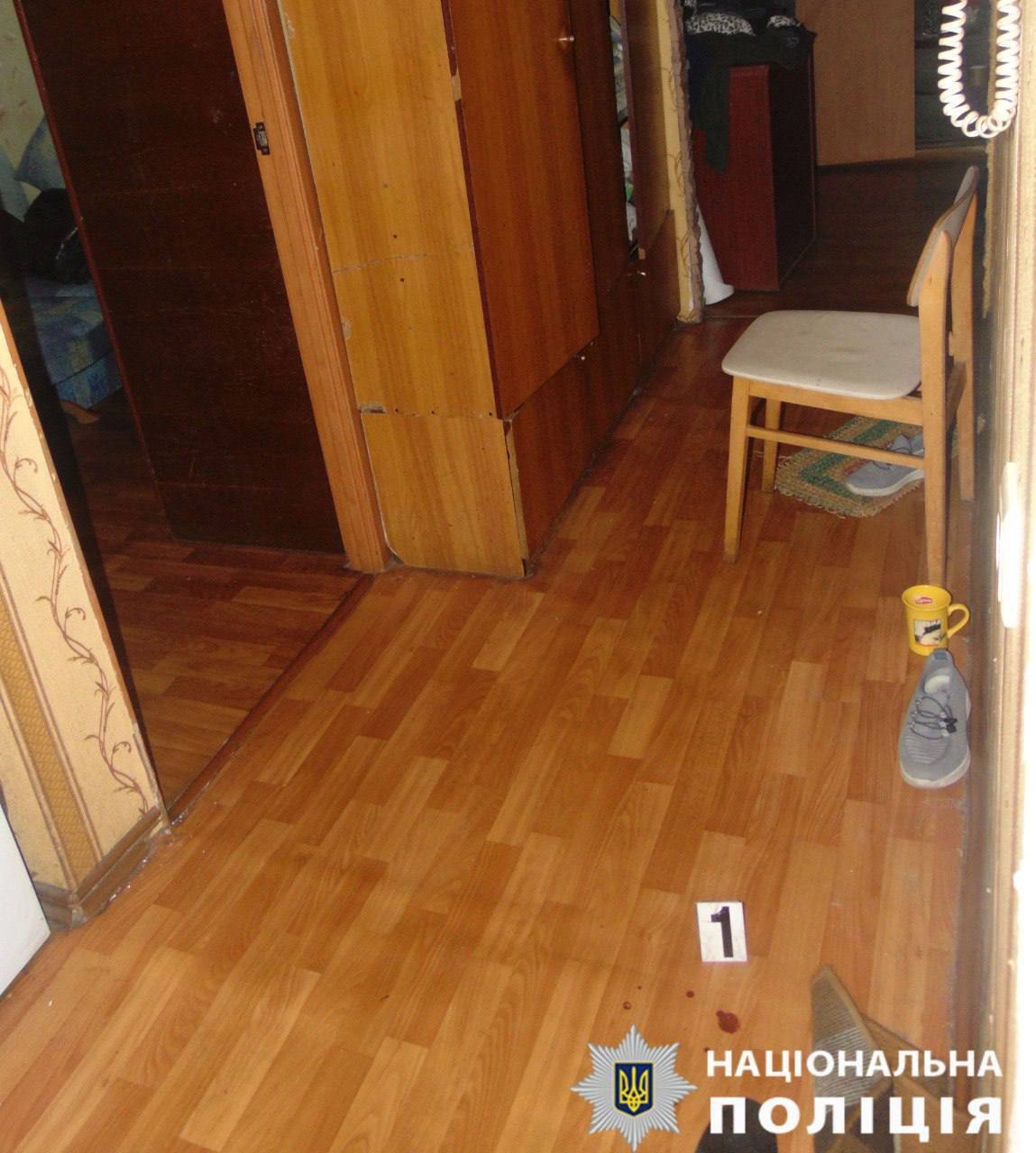 У Києві чоловік через ревнощі ледь не вбив гостя, постраждалий у реанімації. Фото