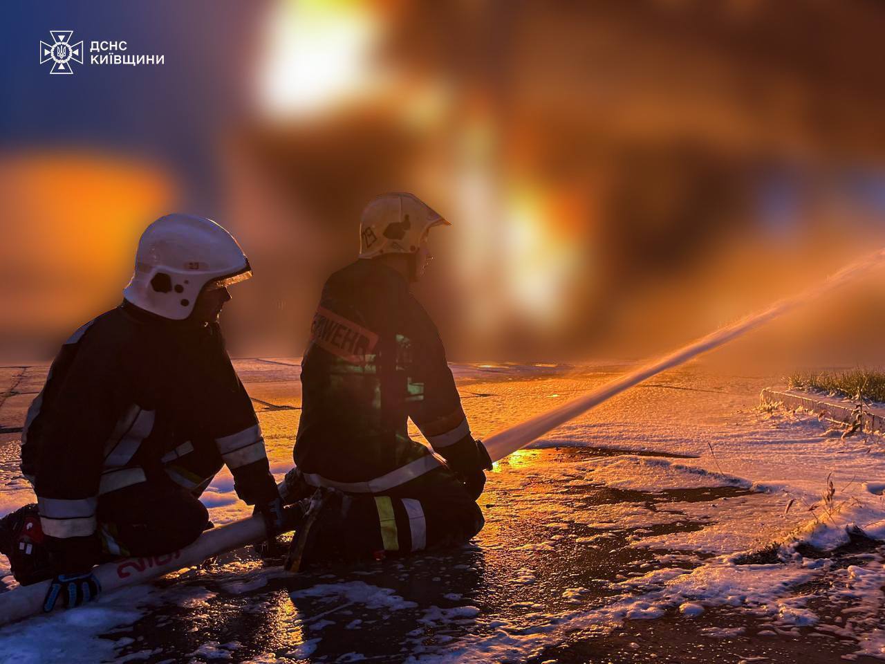 На Киевщине в результате падения обломков произошел пожар на промышленном объекте и складах, есть пострадавший