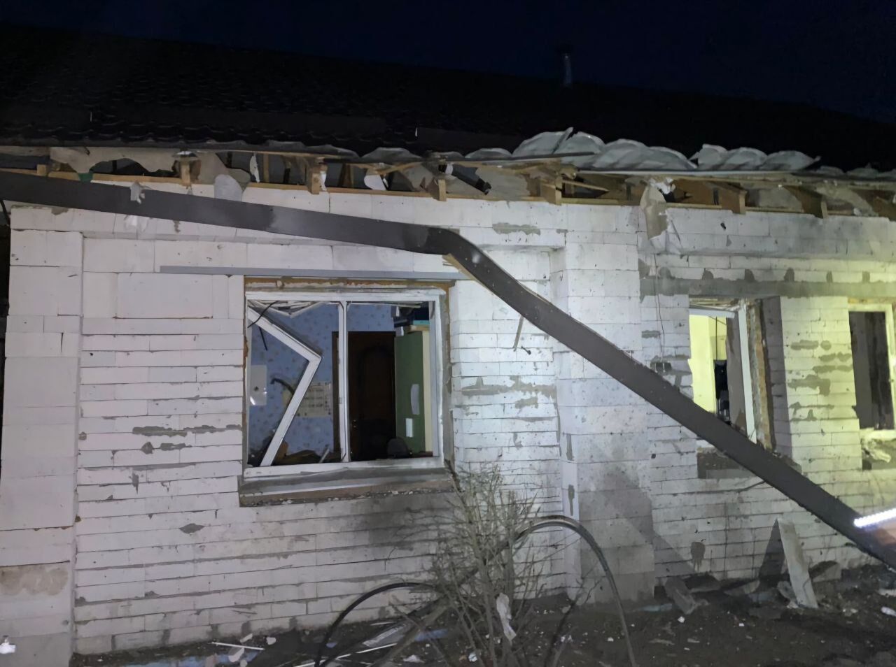 На Днепропетровщине в результате вражеской атаки пострадала семья с ребенком, повреждены дома. Фото