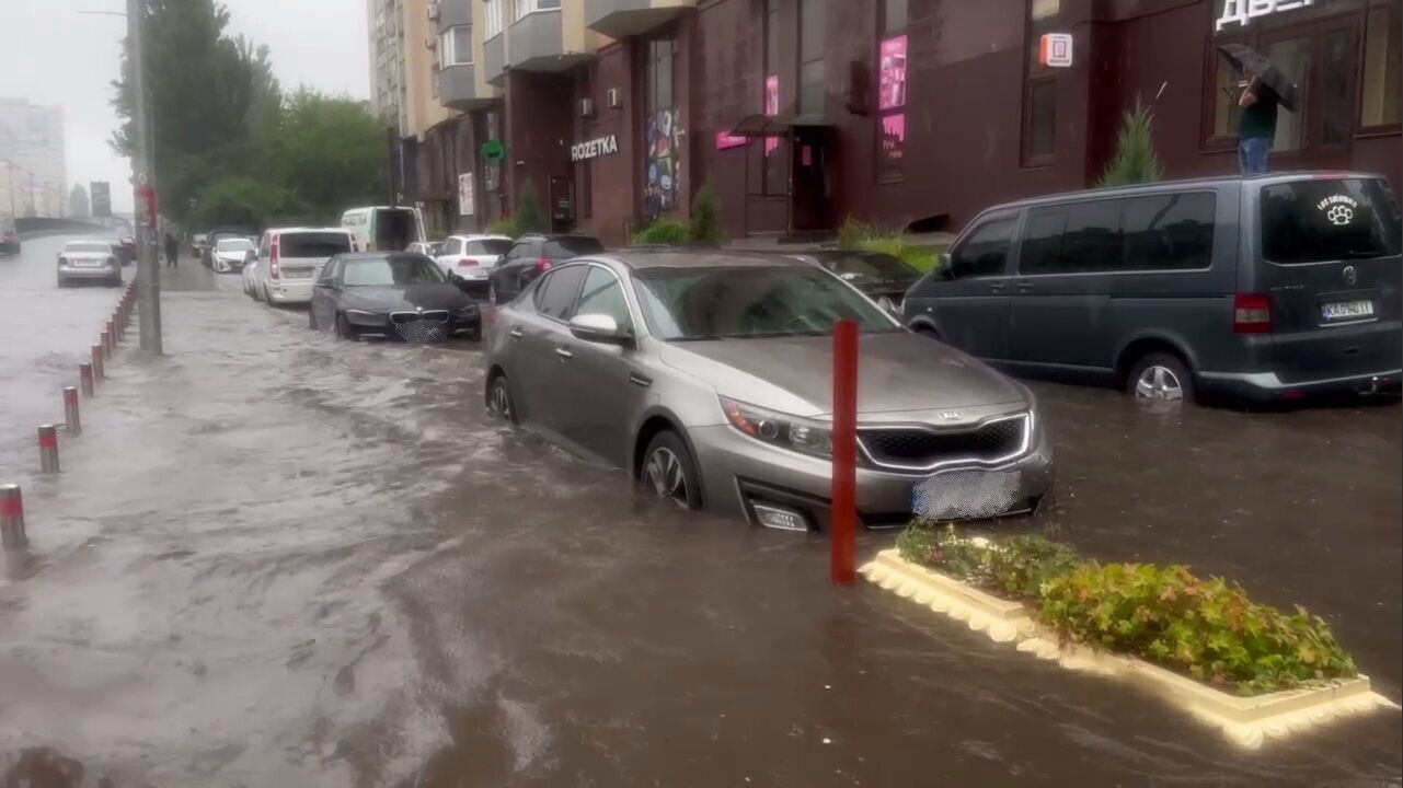 Дороги перетворились на озера: Київ накрила потужна злива, комунальники працюють у посиленому режимі. Подробиці, фото і відео