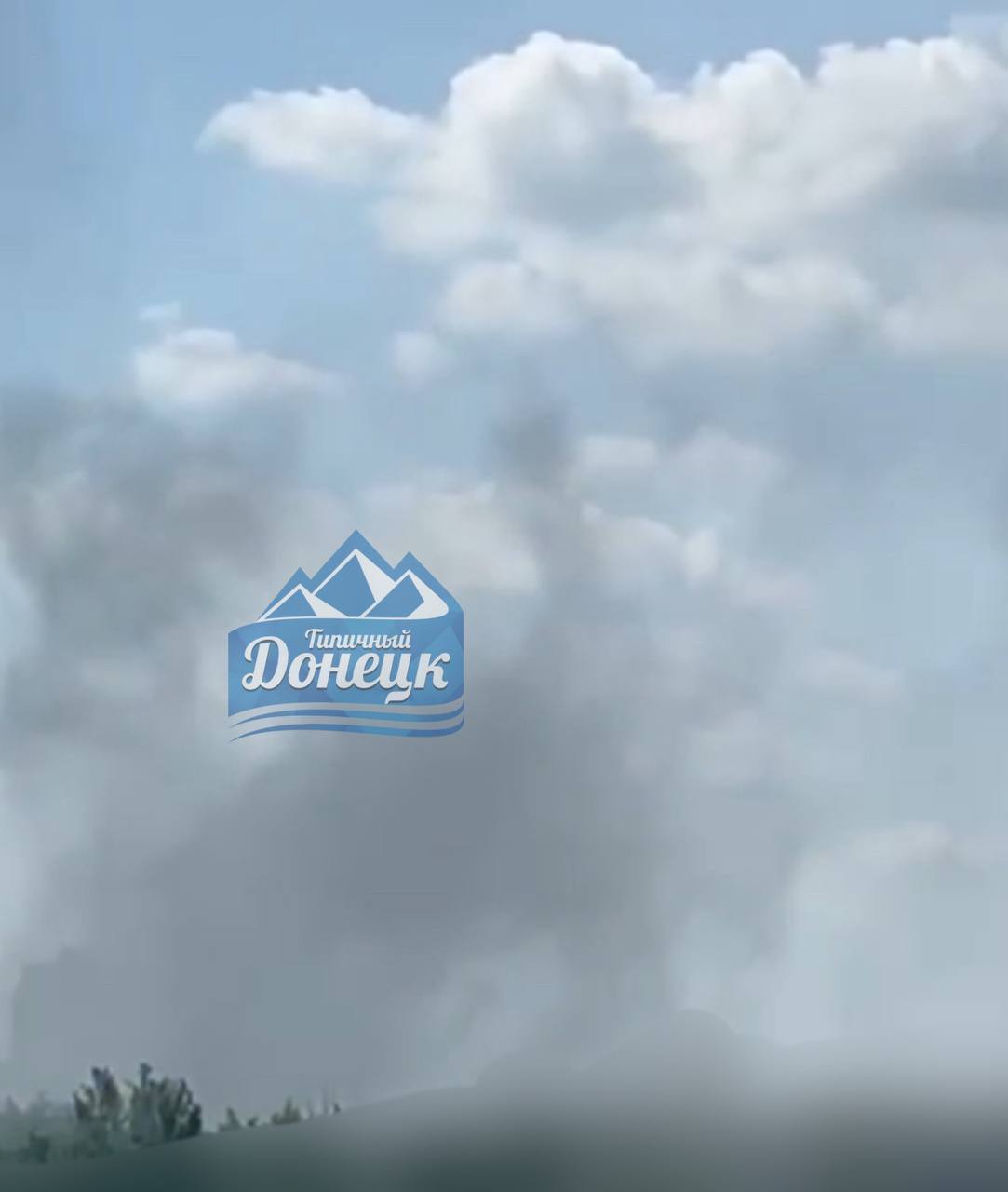 В окупованому  Донецьку прогриміли вибухи, піднявся дим. Фото