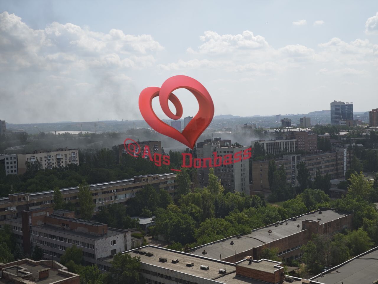 В окупованому  Донецьку прогриміли вибухи, піднявся дим. Фото