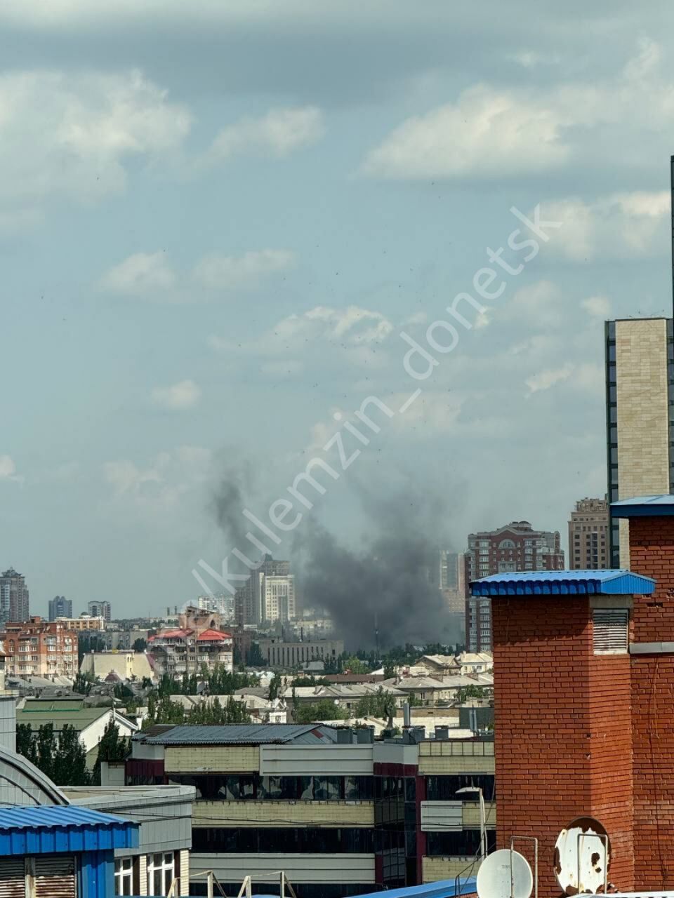 В оккупированном Донецке прогремели взрывы, поднялся дым. Фото