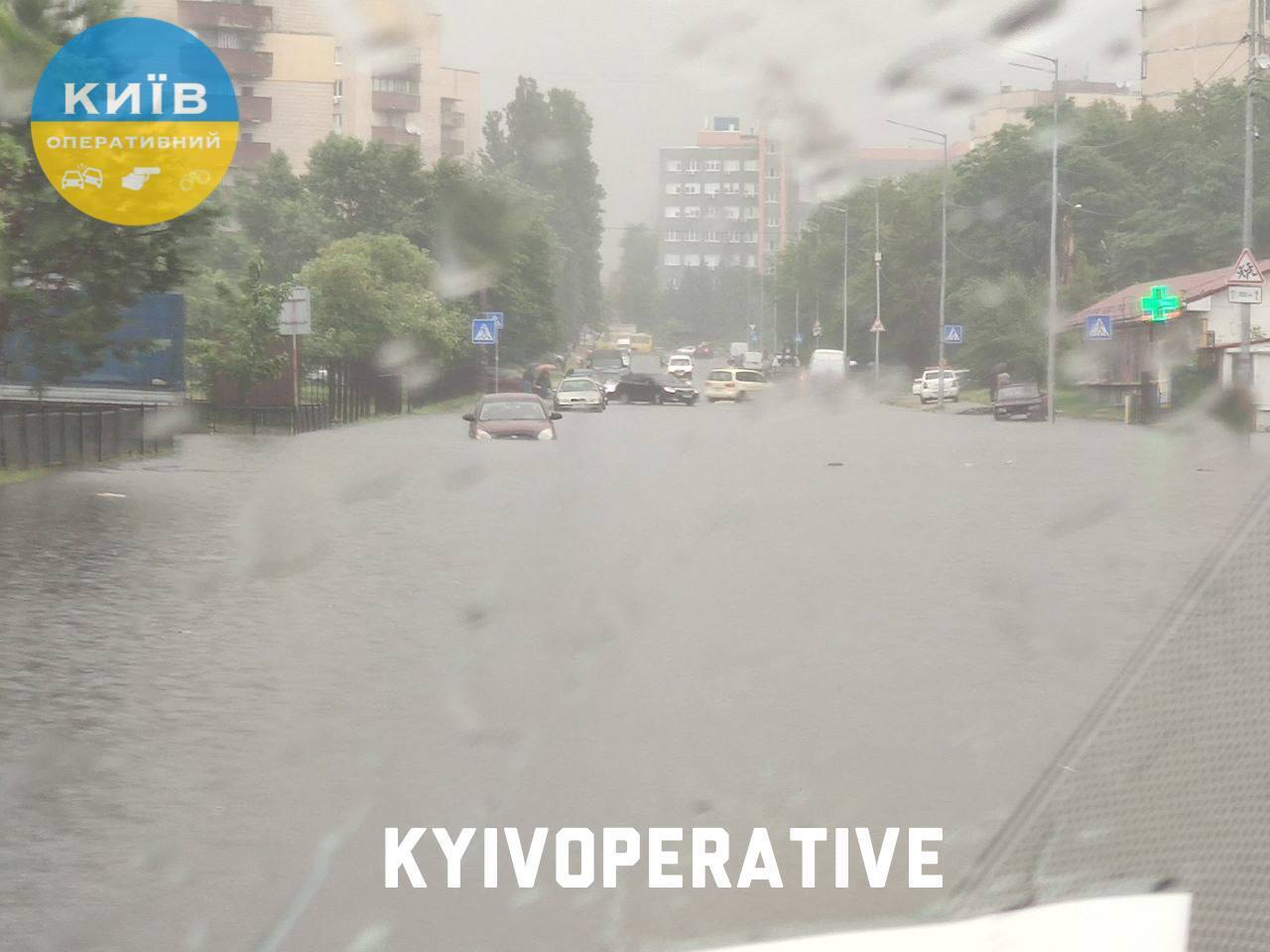 Дороги превратились в озера: Киев накрыл мощный ливень, коммунальщики работают в усиленном режиме. Подробности, фото и видео