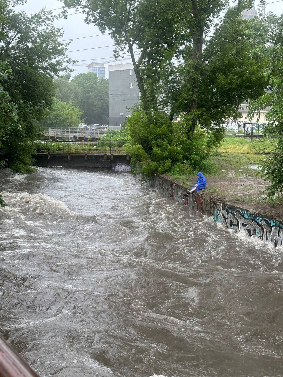 Дороги перетворились на озера: Київ накрила потужна злива, комунальники працюють у посиленому режимі. Подробиці, фото і відео