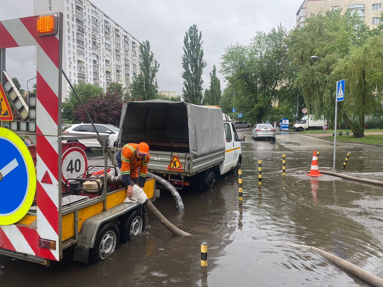 Дождь продлится до конца суток: в Киеве коммунальщики в усиленном режиме работают над ликвидацией последствий подтоплений. Фото