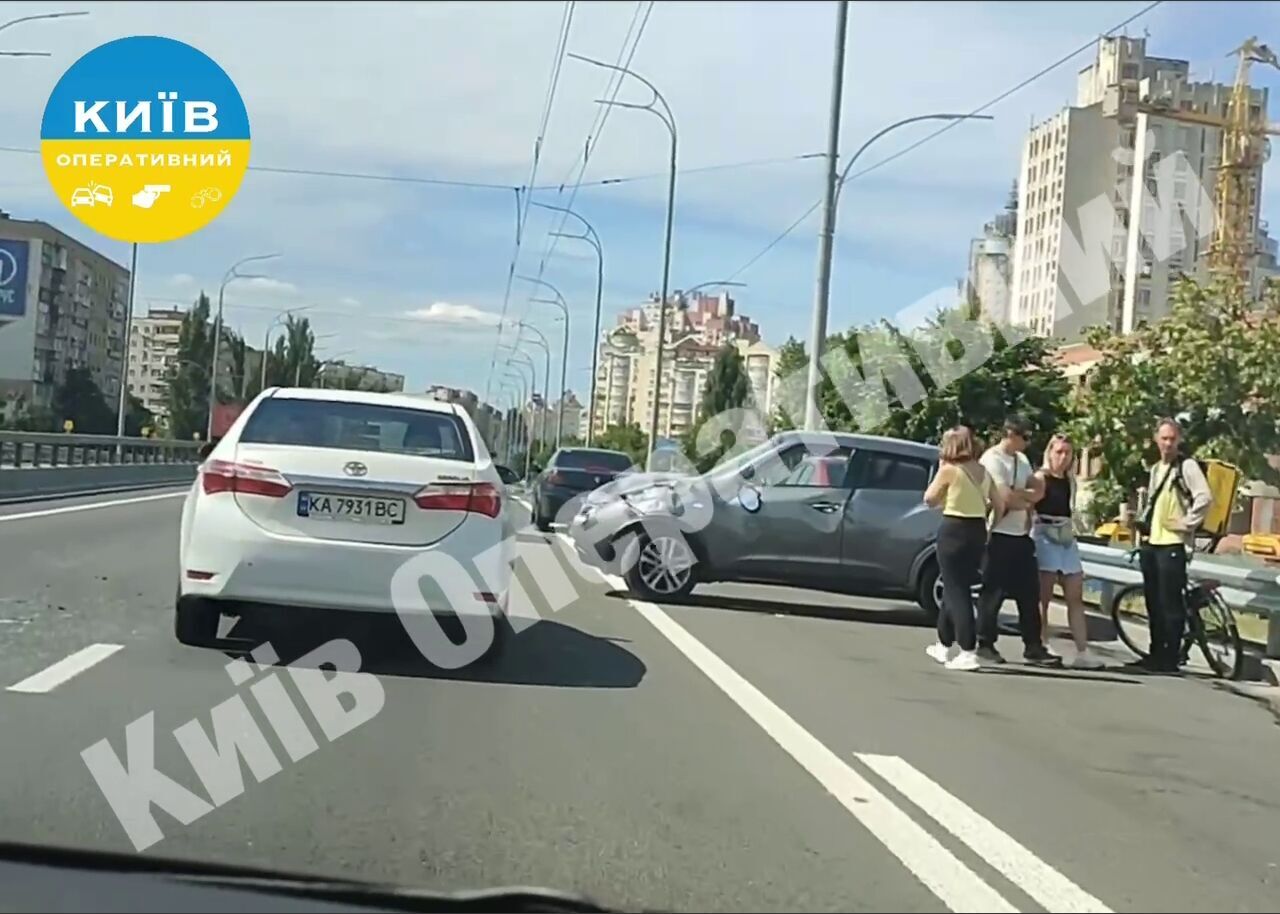 В Киеве на Оболони произошло двойное ДТП: "скорая", которая ехала на помощь, тоже попала в аварию. Видео