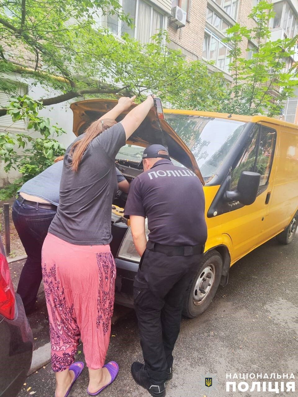 Кожне життя важливе: у Києві поліцейські врятували кішку, яка застрягла у моторному відсіку авто. Фото