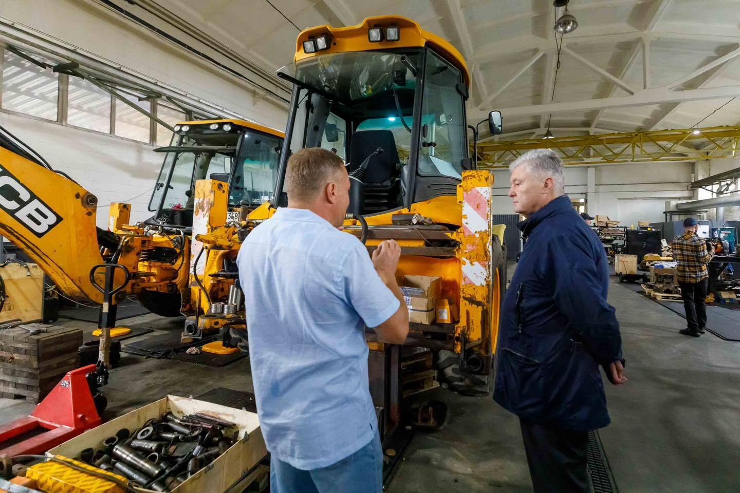 "Надо строить фортификации": Порошенко законтрактовал до конца года экскаваторы украинского производства