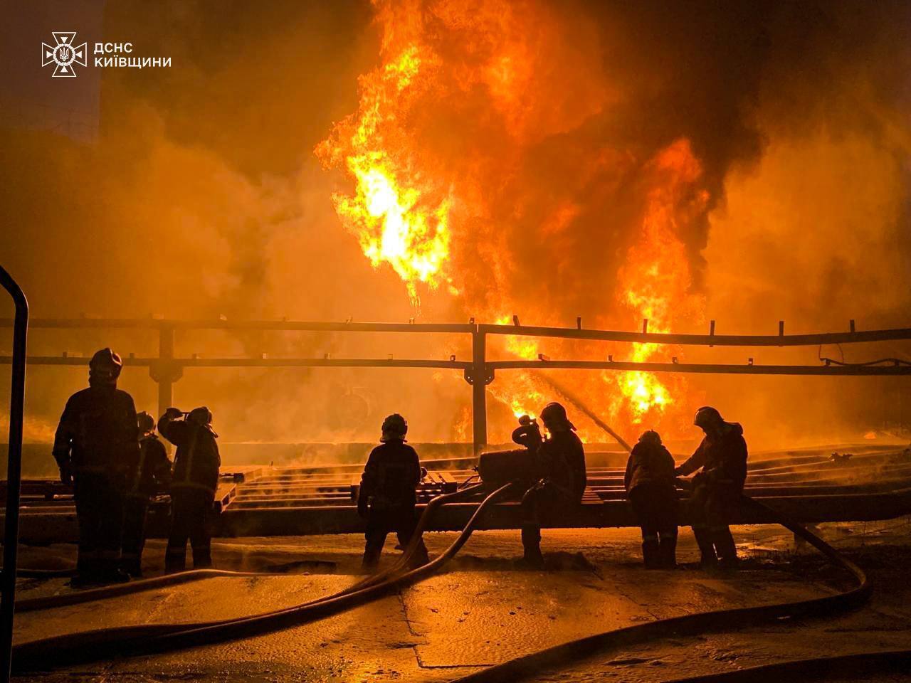 В Киевской области почти 250 спасателей продолжают тушить пожар после обстрела РФ. Фото