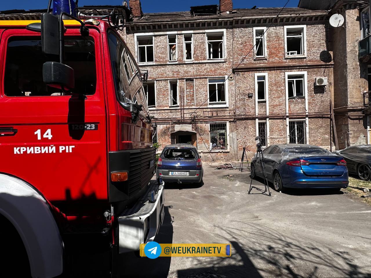 Понівечені будинки, авто, дитячі речі: у мережі показали, як виглядає місце ракетного удару РФ по Кривому Рогу. Фото