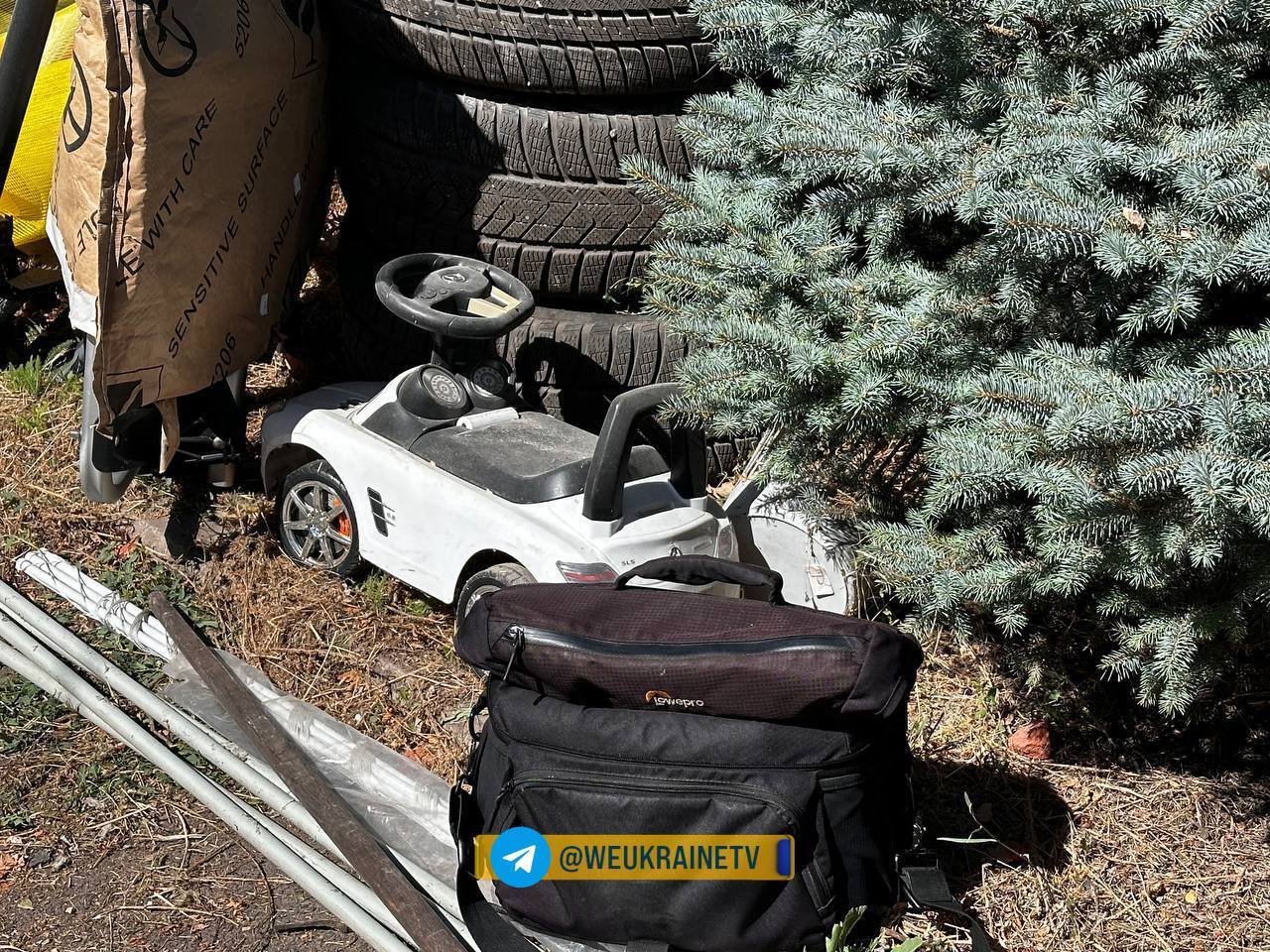 Понівечені будинки, авто, дитячі речі: у мережі показали, як виглядає місце ракетного удару РФ по Кривому Рогу. Фото