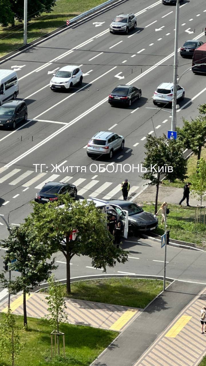 В Киеве на Оболони произошло двойное ДТП: "скорая", которая ехала на помощь, тоже попала в аварию. Видео