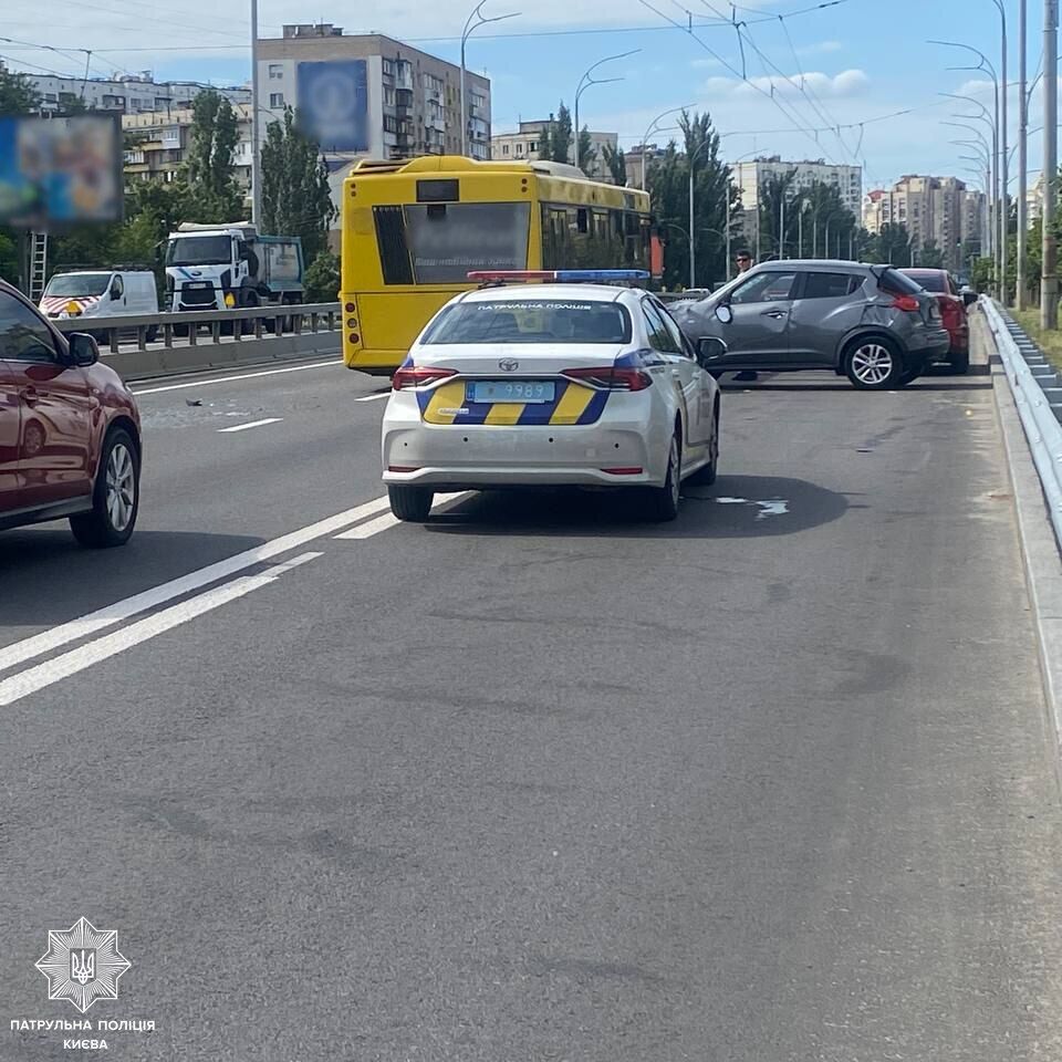 В Киеве на Оболони произошло двойное ДТП: "скорая", которая ехала на помощь, тоже попала в аварию. Видео