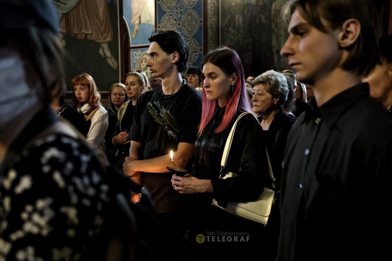 В Киеве простились с погибшим на фронте известным фотографом Арсеном Федосенко. Фото и видео