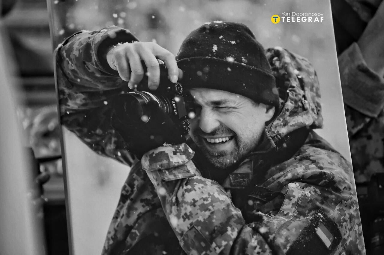У Києві попрощалися із загиблим на фронті відомим фотографом Арсеном Федосенком. Фото і відео