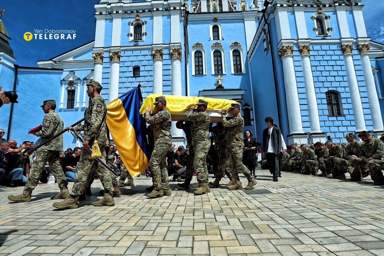 В Киеве простились с погибшим на фронте известным фотографом Арсеном Федосенко. Фото и видео