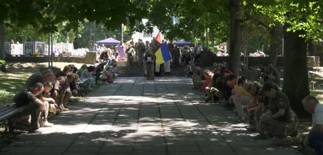 Йому назавжди буде 32: на Хмельниччині попрощалися з капітаном, який загинув на Донеччині. Фото і відео 