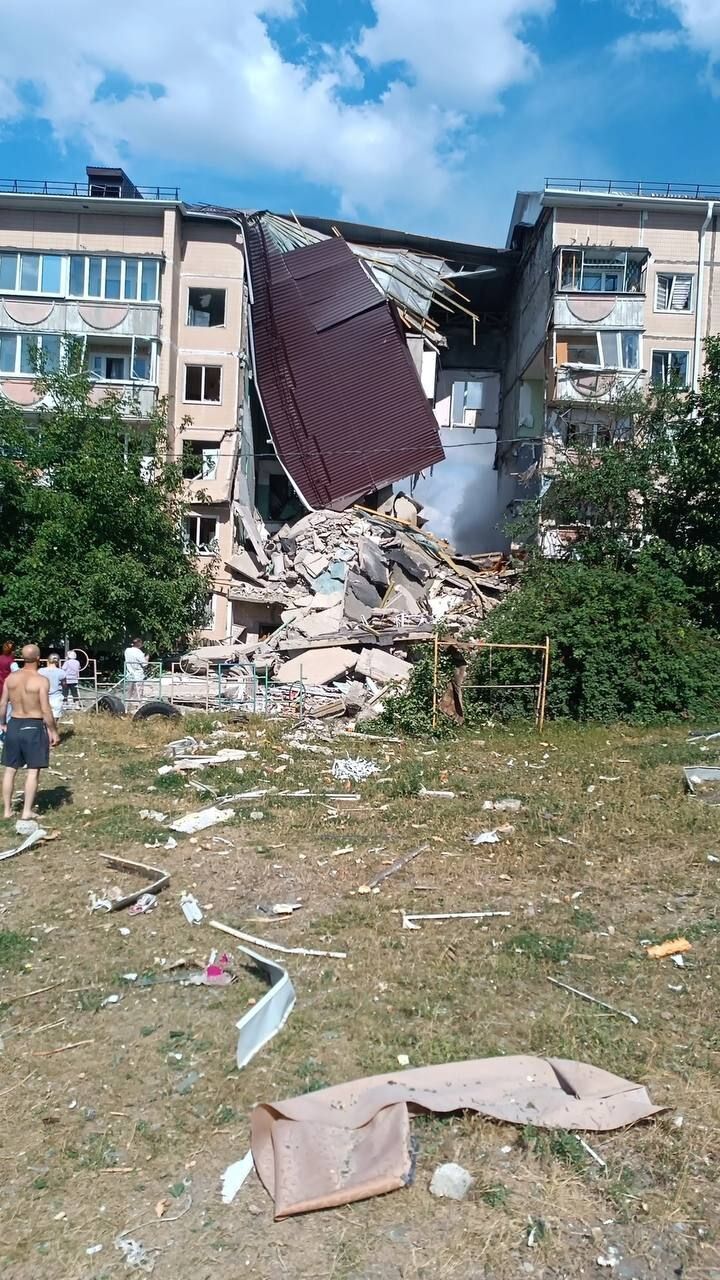 У Шебекіно через вибух склався під'їзд багатоповерхівки: в РФ поскаржилися на "обстріл". Фото і відео