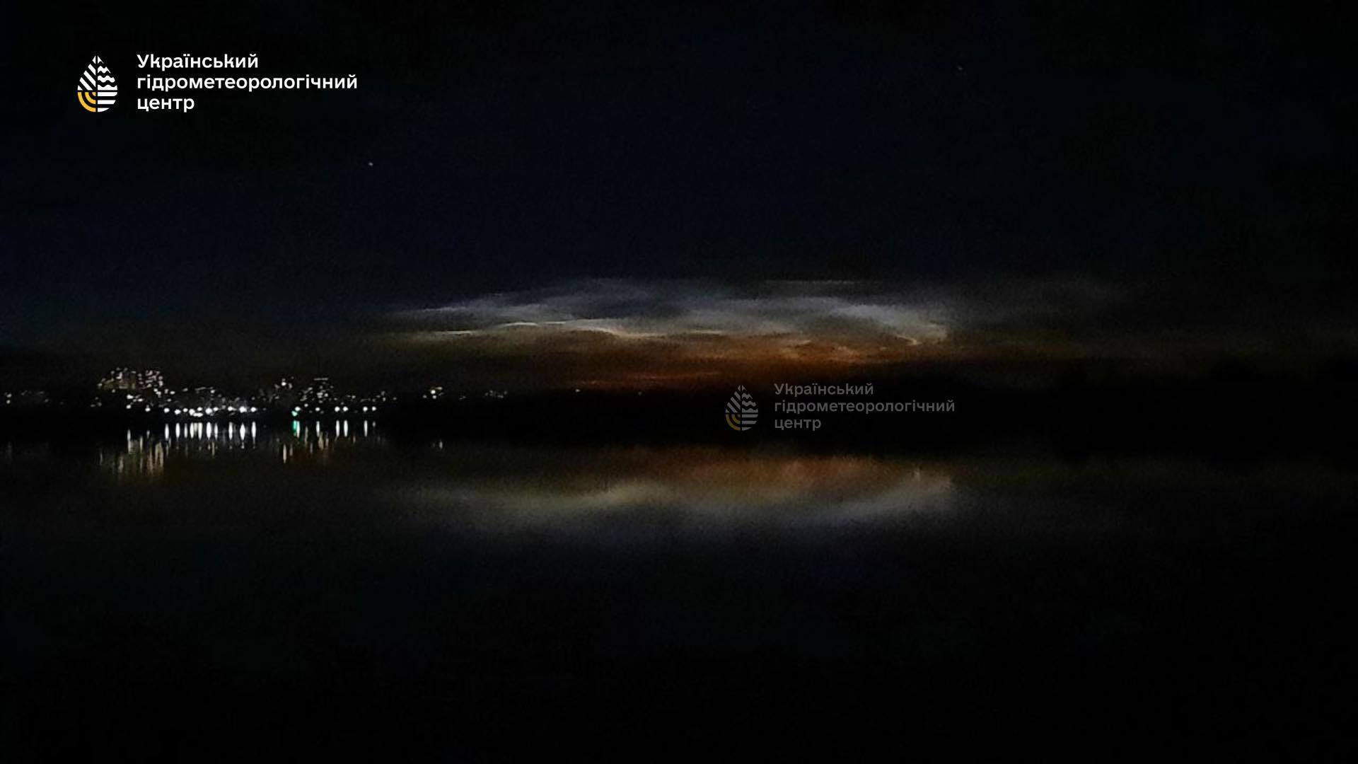 Зазвичай спостерігають ближче до полюсів: на Київщині ввечері помітили унікальні сріблясті хмари. Фото
