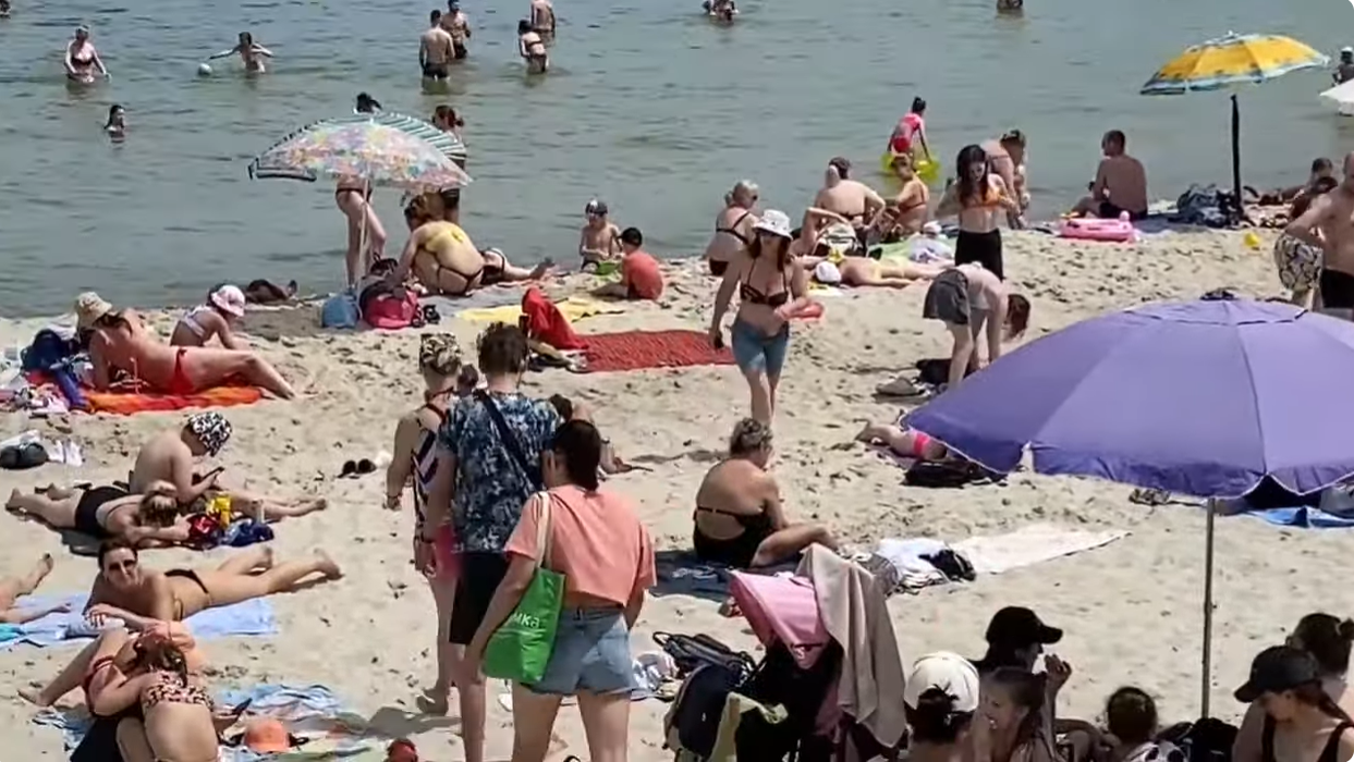 Одеські пляжі заповнили туристи: ціни на житло низькі, а от працівників у ресторанах і готелях не вистачає