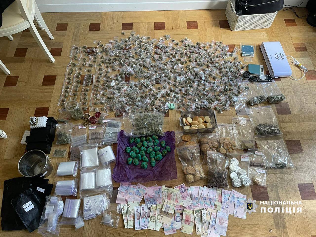 Изъяли "товар" на 800 тыс. грн: в Киеве разоблачили злоумышленников, продававших наркотики под видом сладостей. Видео
