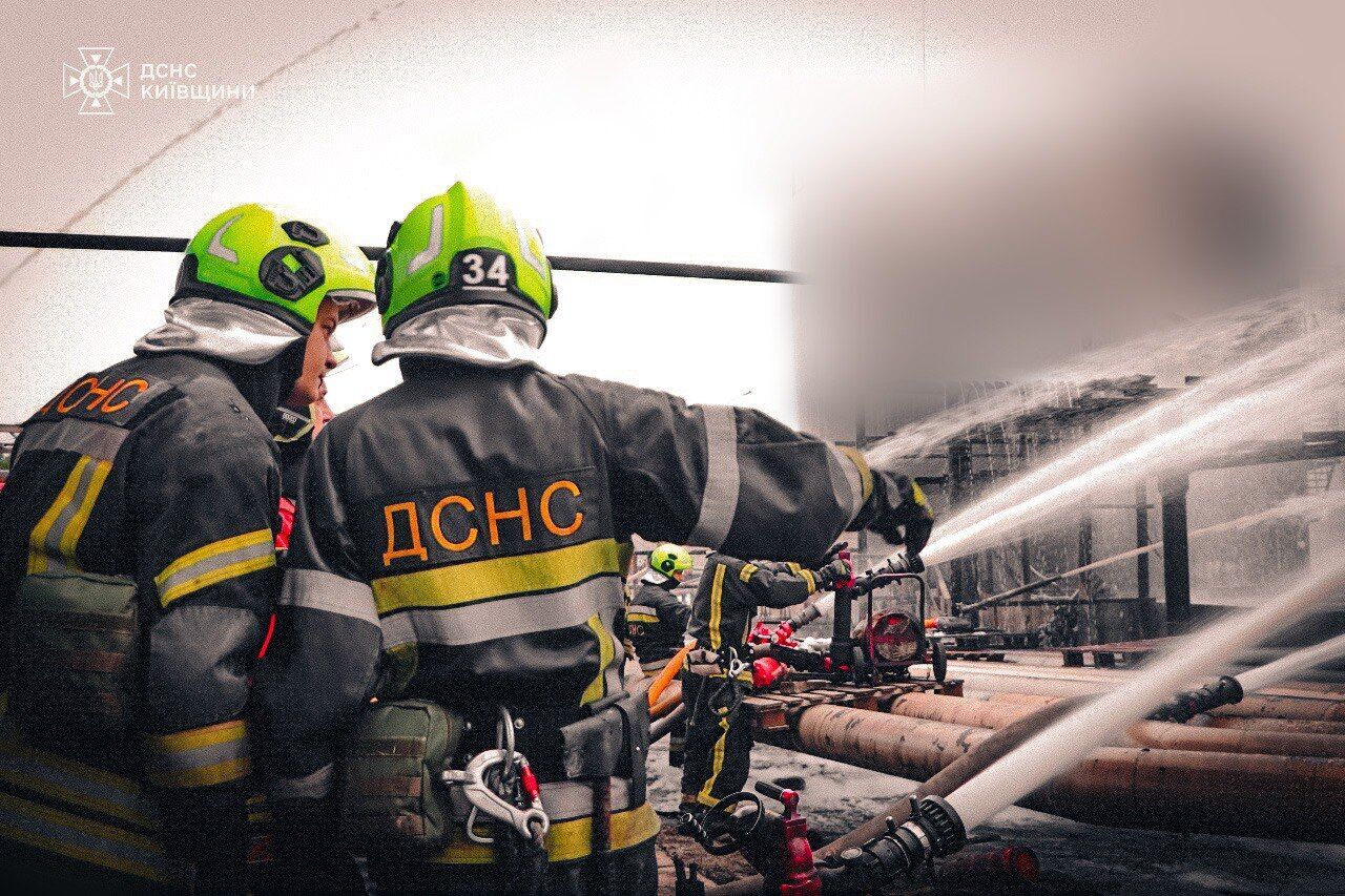 На Киевщине уже третьи сутки тушат пожар на предприятии после обстрела РФ. Фото